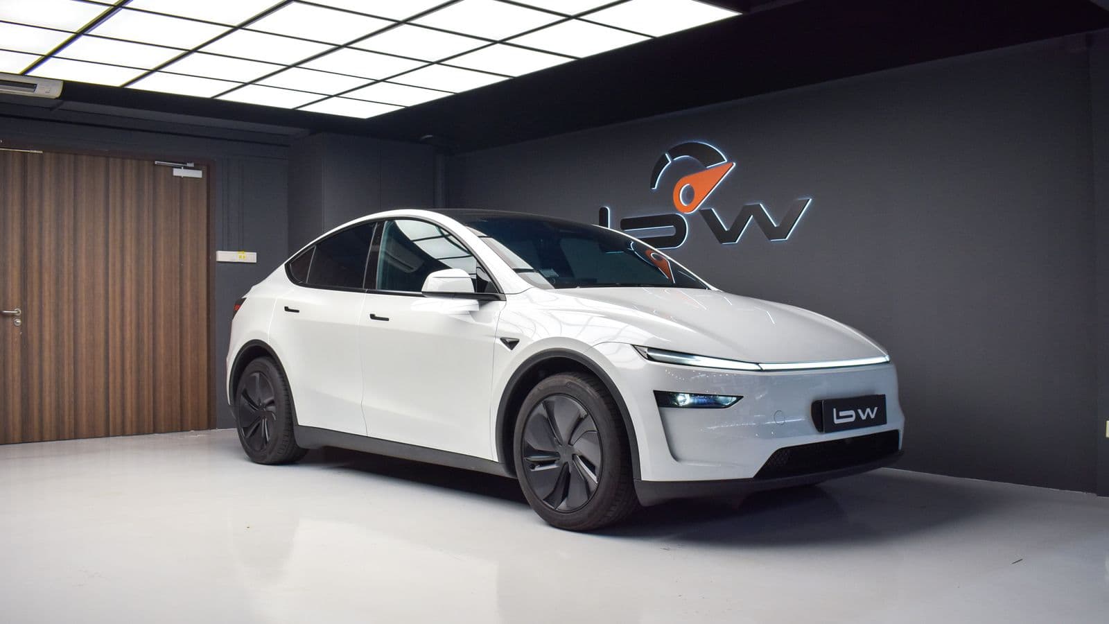 Tesla Model Y photo 1